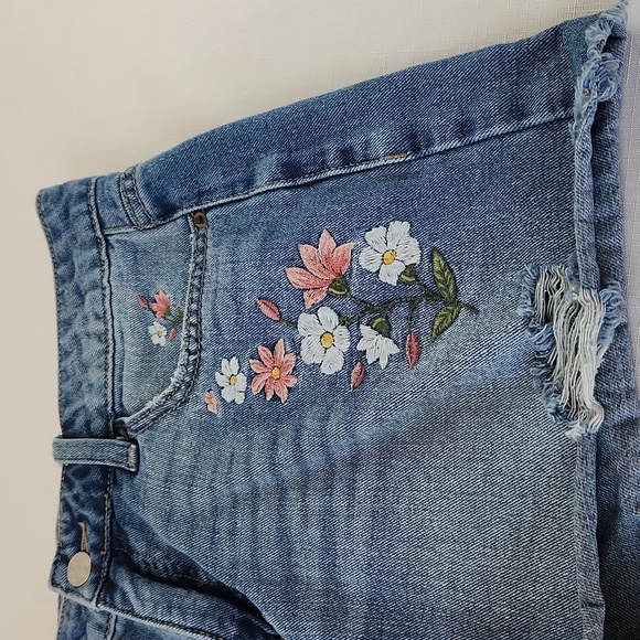 Time and Tru Embroidered Jean Shorts. Size 6 - Picture 3 of 10